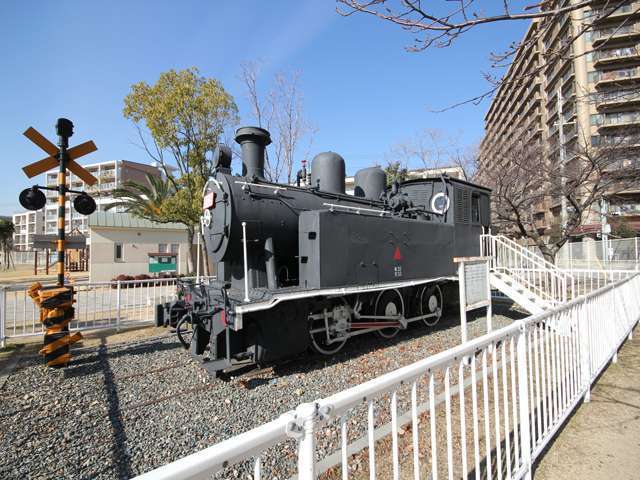 『小寄公園』。元交通公園だったこともあり、公園内には今でも、交通ルールを楽しく学べる練習用の道路の他、蒸気機関車、古い電車も置いてあります。