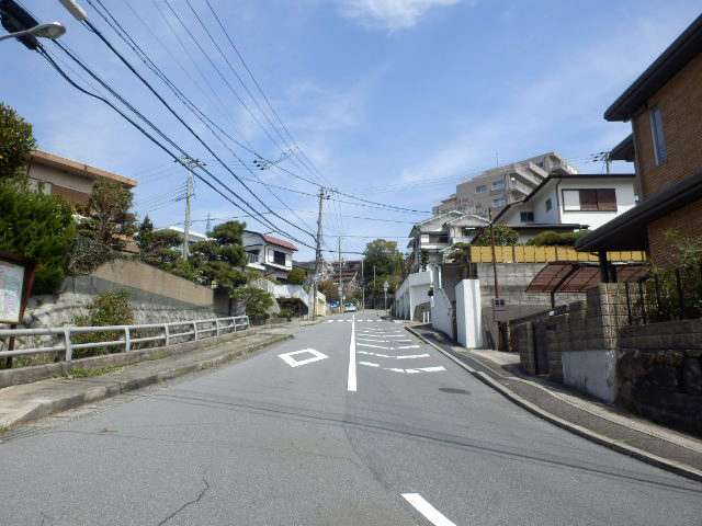 標高約180mの高台に位置するため、勾配の急な坂道が続きます。