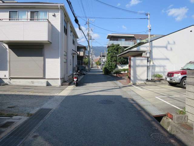 一戸建てが中心に立ち並び、地勢はほぼ平坦。道幅はやや狭めです。