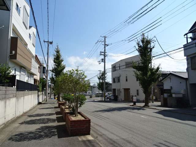 町の多くは第1種中高層住居専用地域に指定され、一部第1種住居地域。