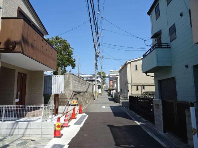 道幅はやや狭めです。