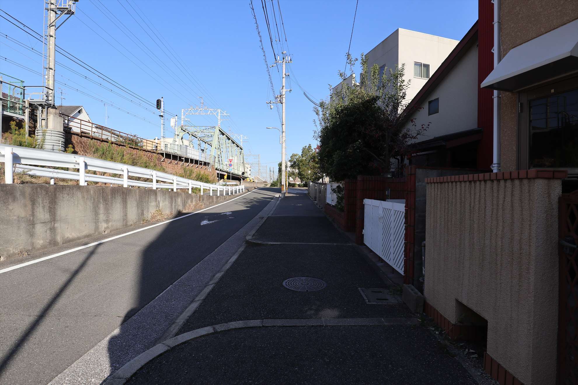 町のほとんどの場所が第1種低層住居専用地域に指定された緑豊かな住宅地です。