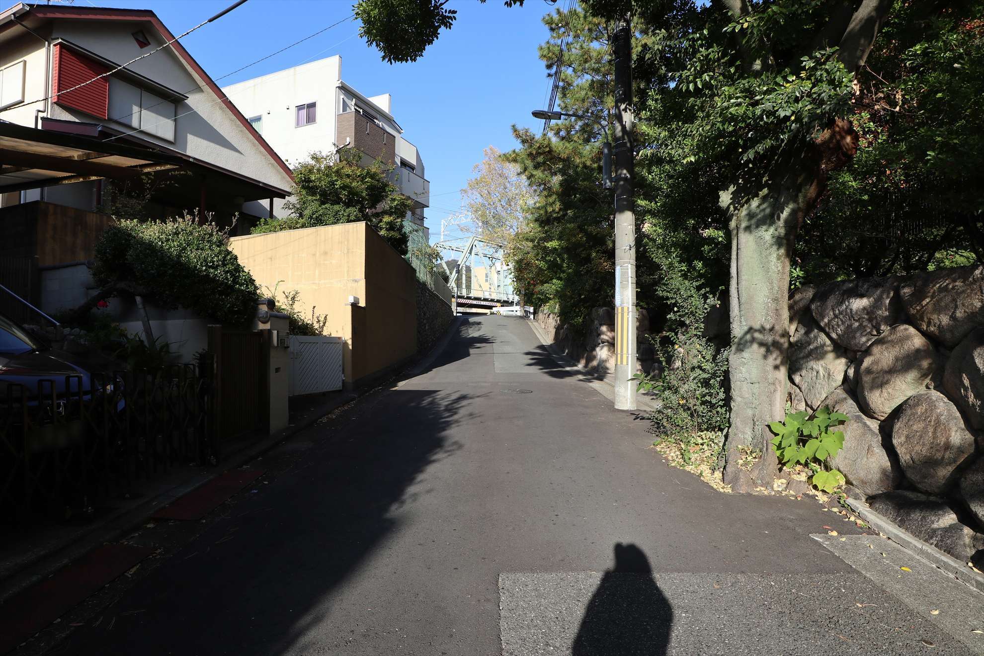 町の中心が標高約45mのやや高台にあり、駅からの道のりは坂道。