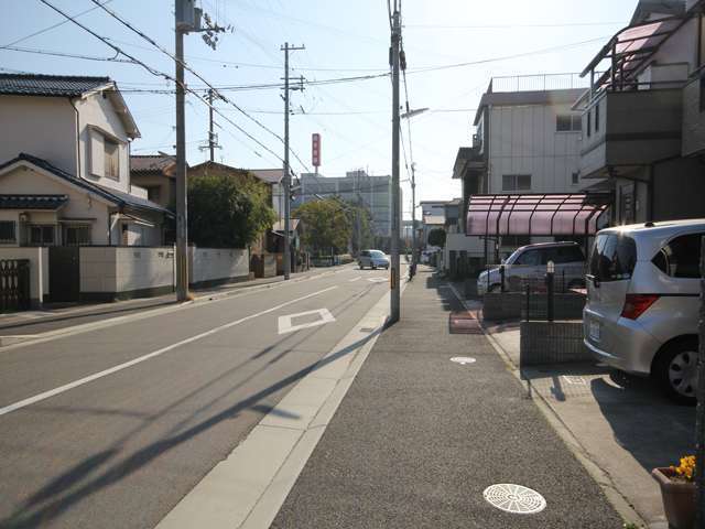 マンションと一戸建てが混在し、地勢は平坦。幹線道路から中に一本入ると静かな住環境です。