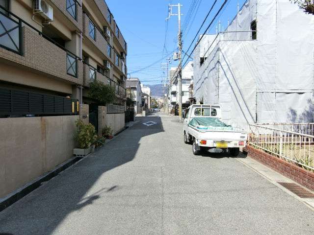 道幅は狭いながらも、すっきりした印象の街並み。