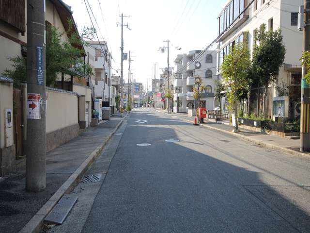 住宅の他、店舗や事務所、小さな工場、倉庫なども点在しています。