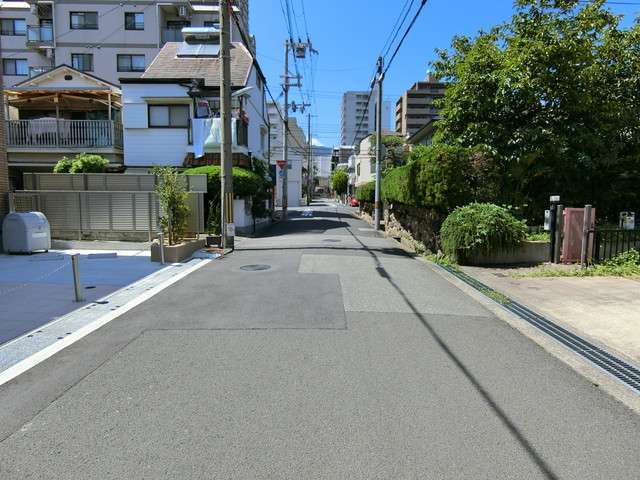 町のほとんどが第1種中高層住居専用地域に指定され、一戸建てとマンションが中心に立ち並ぶ住宅街。