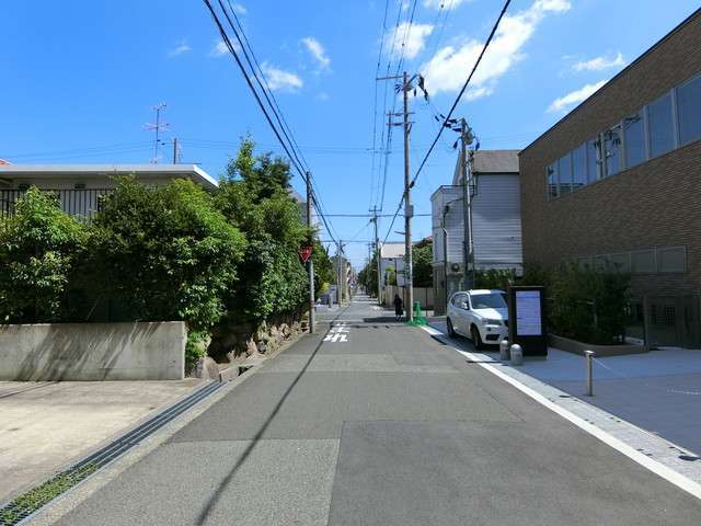 生垣のある家はそれほど多くありませんが、区画が整っており、すっきりとした印象の街並み。