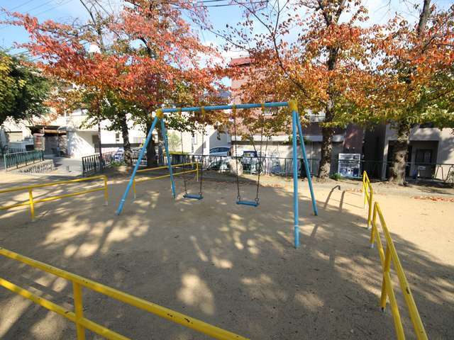 『住吉公園』。子供が遊べるスペースの他に、野球場(1面)、テニスコート(4面・オムニコート)もあります。