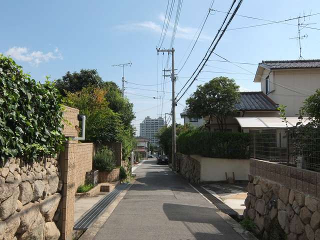 町のほとんどが第1種低層住居専用地域に指定され、生垣に囲まれた邸宅や低層のマンションが立ち並び緑豊かな住環境が魅力。