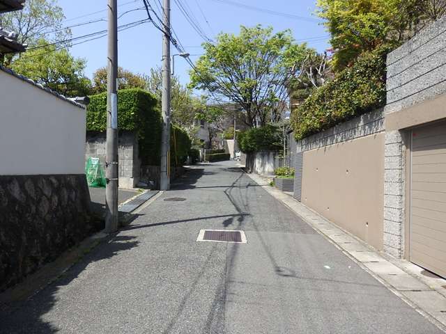 標高約60mの南斜面地に位置しており、駅までの道のりは坂道です。