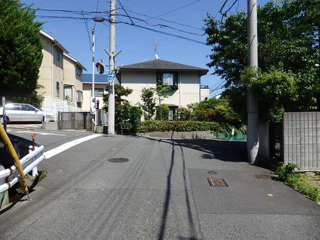 生垣に囲まれた広いお庭のある邸宅が多く、緑豊かな印象の街並みです。