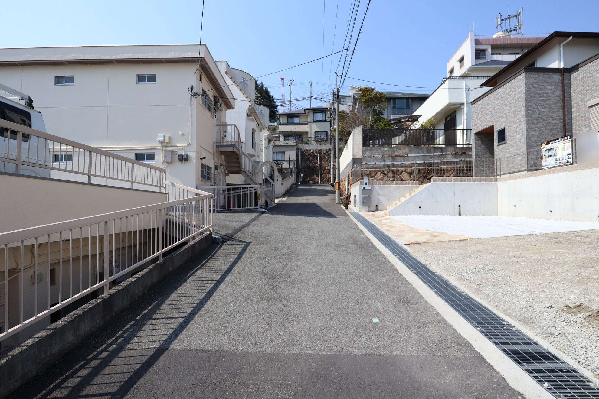 町のほとんどが第1種低層住居専用地域で、一部第1種中高層住居専用地域に指定されています。