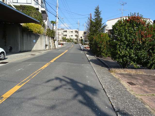 町の中心付近の標高は約75mで、駅からの道のりは坂道が続きます。