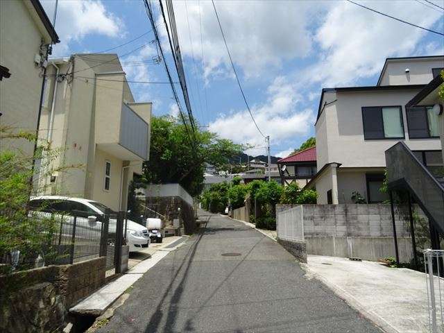 高台のため、駅からの道のりは勾配のある坂道が続きます。