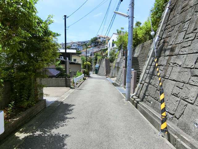 道幅は狭く入り組んでいますが、車の通りが少ない閑静な住環境が魅力。