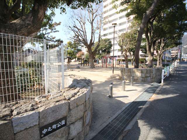 「中之町公園」は、中央に広場があり、その周囲を松などの木々がぐるりと囲んでいます。