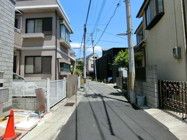 一部道幅が狭くなっている場所があり、やや入り組んだ印象の街並み。