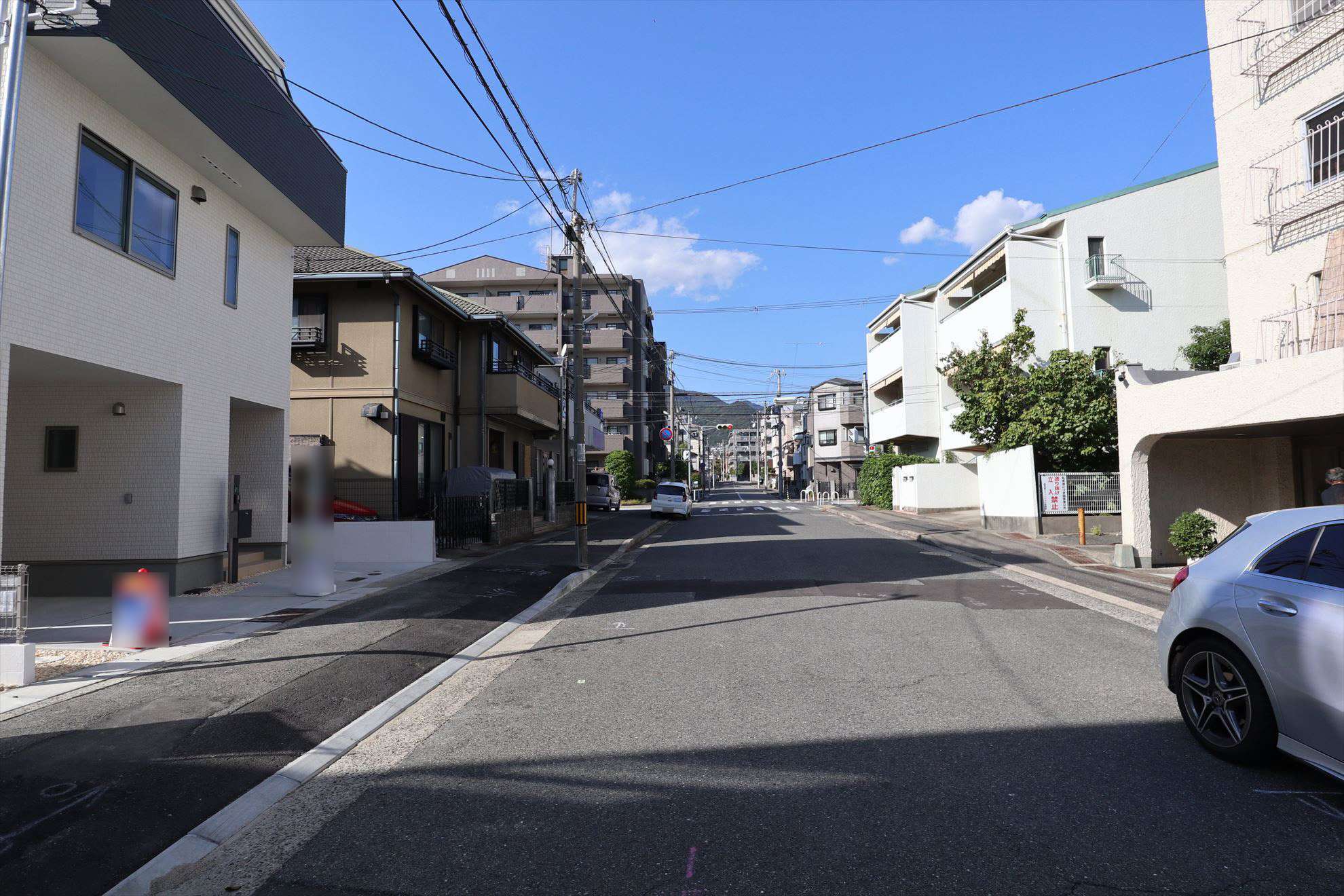 比較的区画が整っており、すっきりとした印象の街並みです。