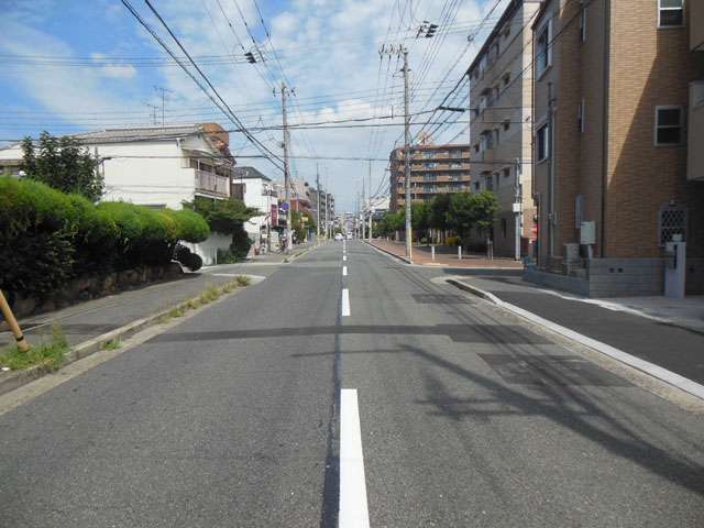 道幅は広く、すっきりした印象の街並み。地勢も平坦で、自転車の移動もらく。
