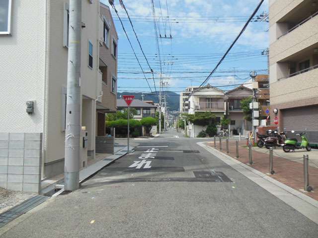 町の北側には六甲山系の山々がそびえ立っています。