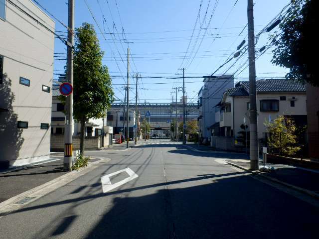 町の南側を国道43号線が走っており、車の移動に便利です。