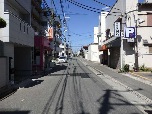 一戸建てやマンション、アパートの他、店舗や事務所などが混在する駅近の町です。