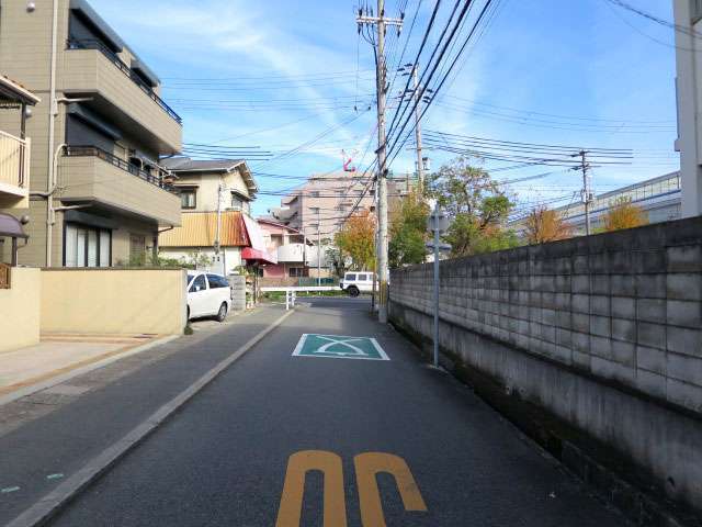 町のすべてが第1種住居地域と準住居地域のいずれかに指定され、マンションや一戸建ての他に、店舗や事務所などが混在する町。