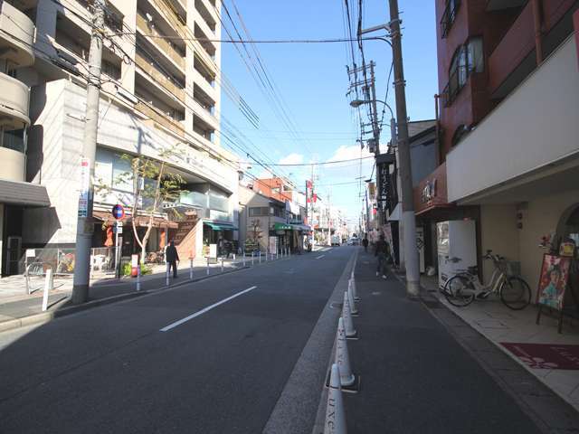 阪神「深江」駅の周辺には飲食店など多くの店舗が立ち並んでいます。