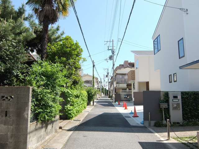 緑が多く、落ち着いた雰囲気の街並み。