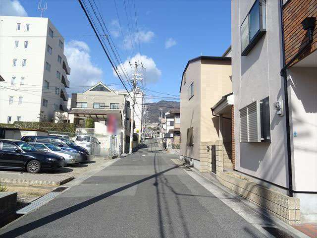 住居系の用途地域に指定され、戸建やマンションなどが混在しています。