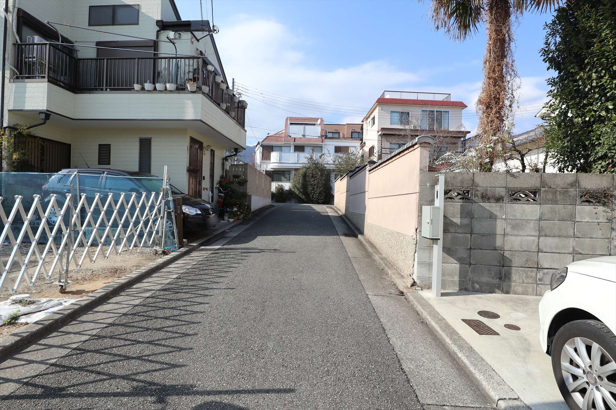 一戸建てやマンションが多く立ち並んでいます。