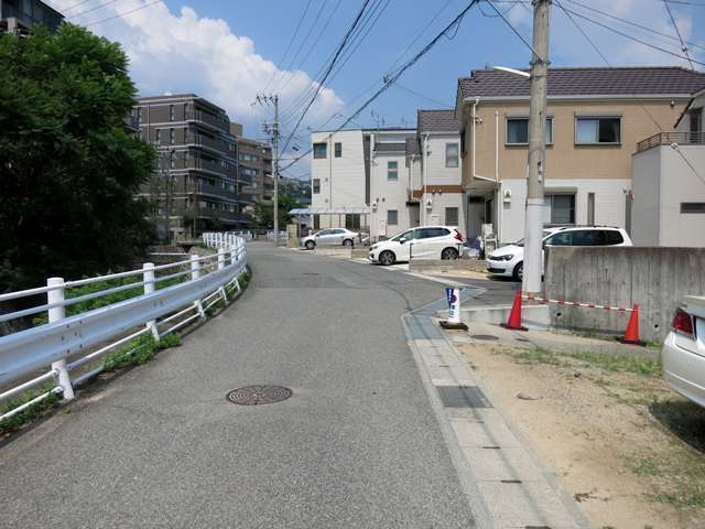 町のほとんどは第1種低層住居専用地域、一部第1種中高層住居専用地域に指定されています。