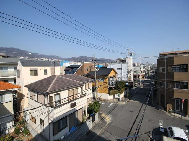 石屋川沿いの区画の整った街です。