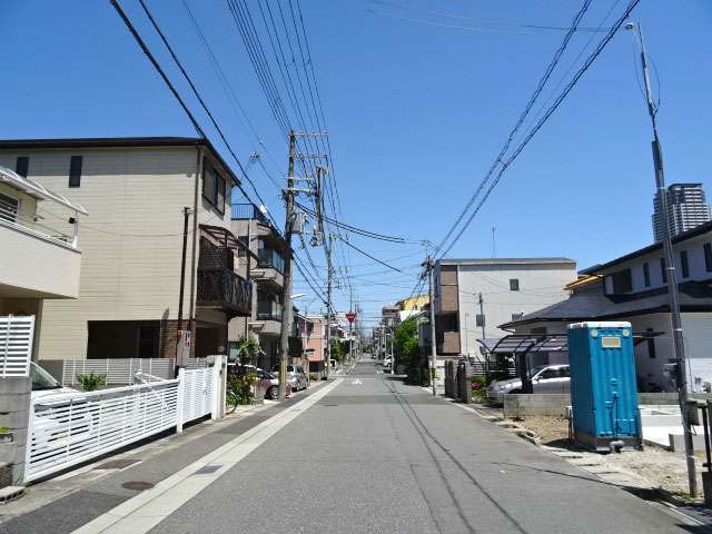 町のほとんどが第1種中高層住居専用地域に指定され、一戸建てや小規模なマンションが中心に立ち並んでいます。