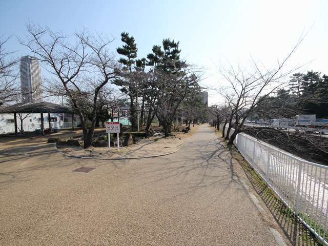 『石屋川公園』。小道が設けられ、お散歩コースやジョギングコースにぴったり。緑の中、気持ちよく、体を動かせます。