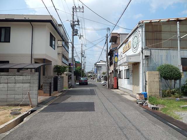 町のほとんどが第1種住居地域に指定され住宅の他、店舗や事務所などが混在しています。