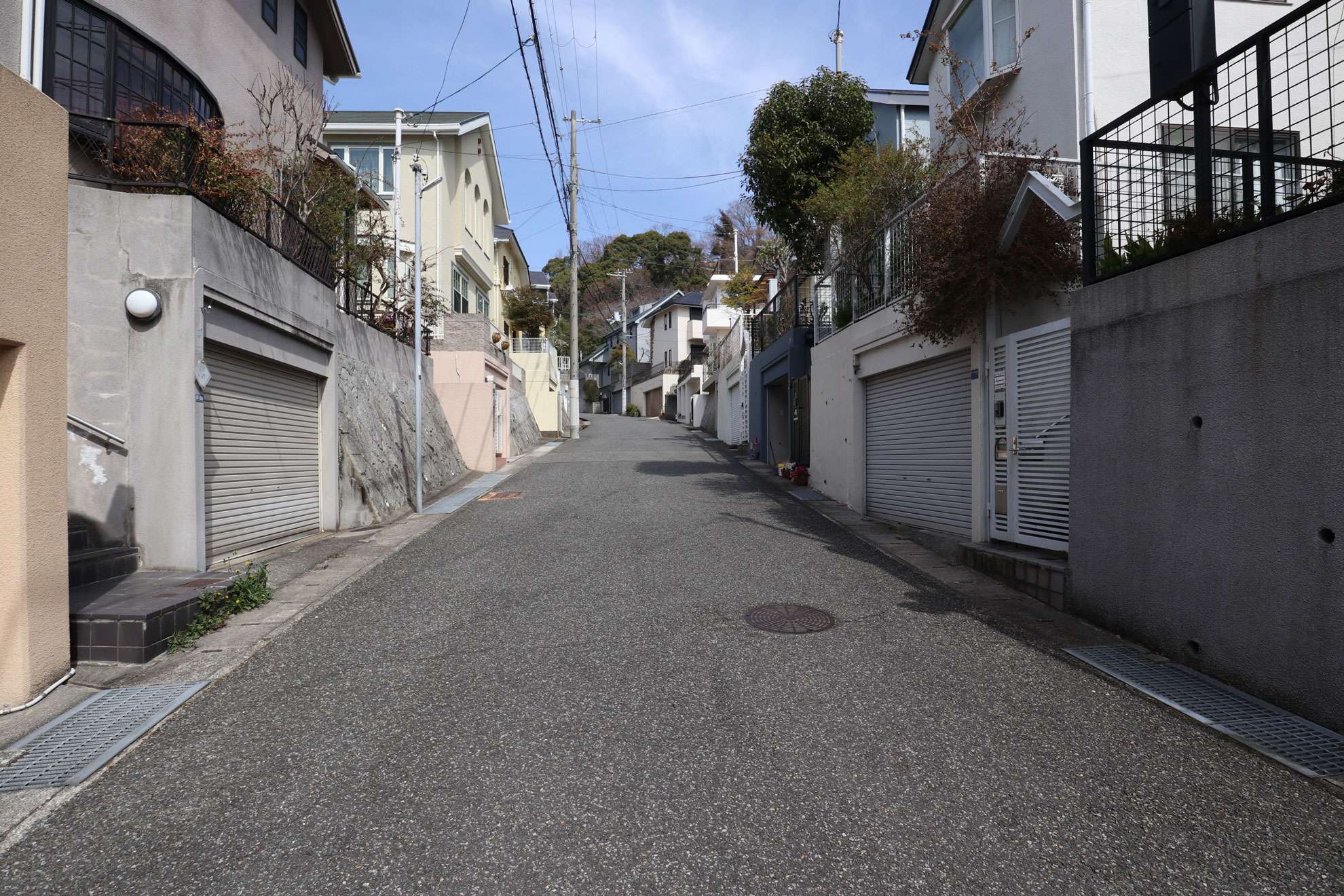 駅との高低差は約80mの高台に位置するため、駅からの道のりは勾配の急な坂道が続きます。