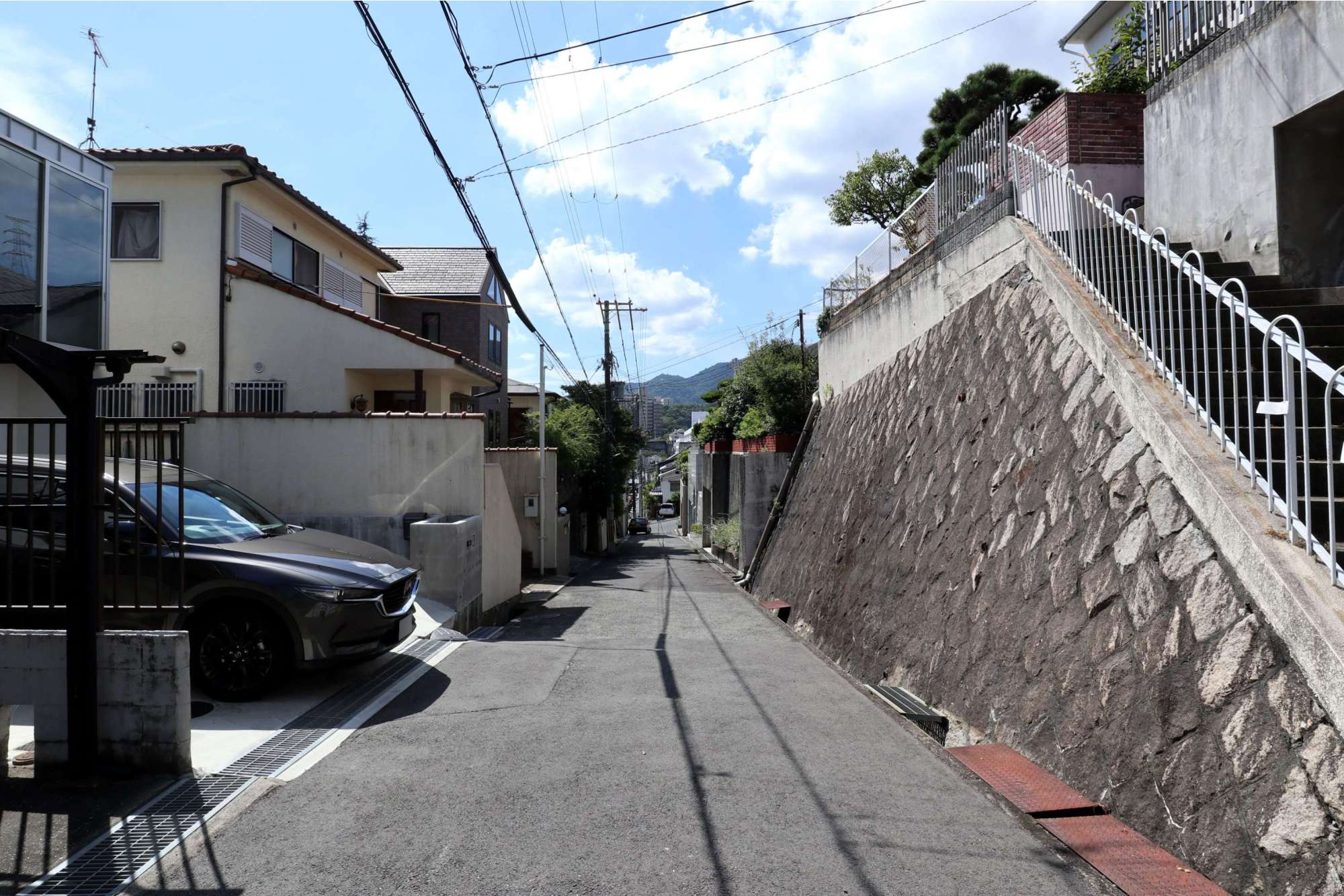 敷地の広い一戸建てが整然と立ち並ぶ、閑静なエリア。