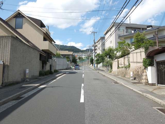 高台のため、駅からの道のりは勾配のある坂道が続きます。(駅との高低差は約40m)