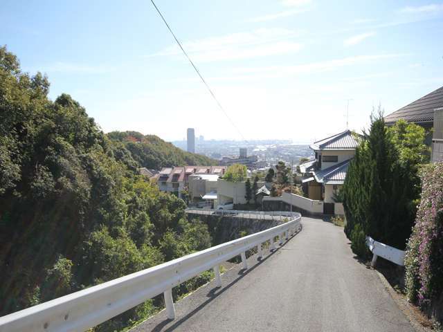 町の東側には石屋川の支流、新田川が流れ、川沿いの斜面は森になっています。