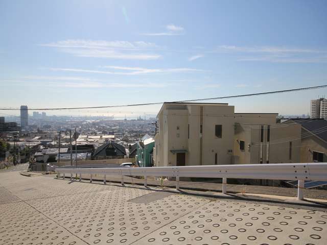 駅までは急勾配の坂道。すぐ北側には六甲山系の山が迫る高台の住宅地です。