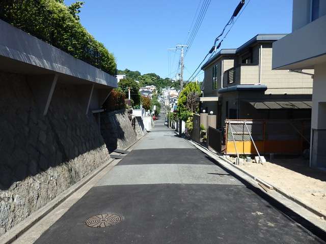 生垣や植栽のある家が多く、緑豊かな街並み。