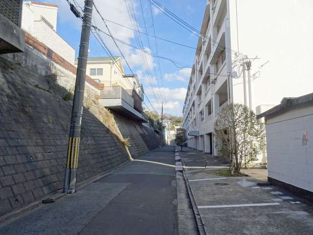 六甲山系の山麓に位置するニュータウン。勾配は比較的急で、自転車での移動は不向き。