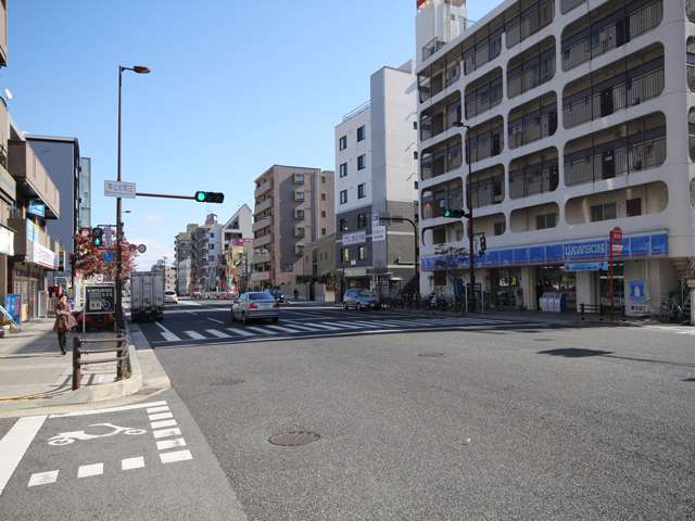 山手幹線。阪急岡本駅とJR摂津本山駅の間は、このあたりでも特に活気のある場所です。