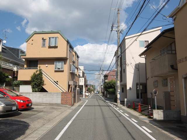 一戸建てやマンションのなどが混在する町。地勢はほぼ平坦です。