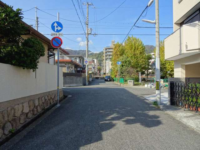 ほとんどの場所が第1種中高層住居専用地域に指定され、生垣のある家も点在。緑のうるおいを感じることも出来ます。