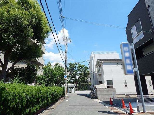 ほとんどの場所が第1種中高層住居専用地域に指定され、一戸建てやマンションが混在しています。