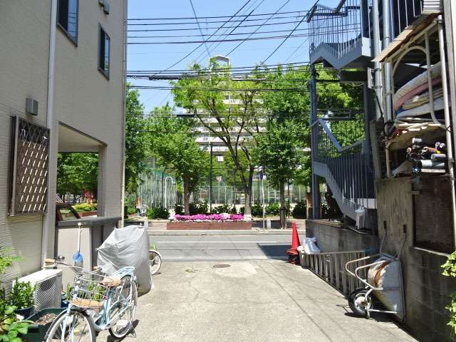 生垣のある家は少なく、通りから中に入ると道幅が狭い場所もありますが、小学校やスーパー、公園などが近い距離に揃っています。