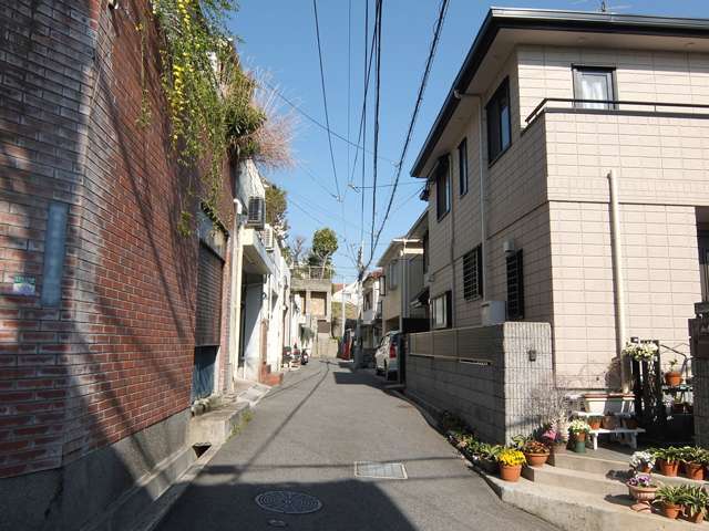 道幅が狭くやや入り組んだ場所もありますが、静かな住環境。